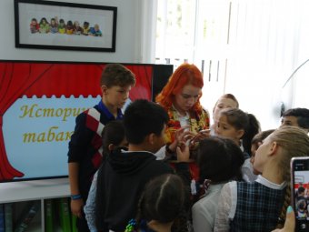 Артистка астраханского ТЮЗа побывала в гостях у детской библиотеки