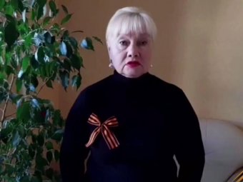 Актриса ТЮЗа читает стихотворение «Пришла война и отменила…»