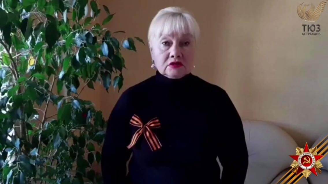 Актриса ТЮЗа читает стихотворение «Пришла война и отменила…»
