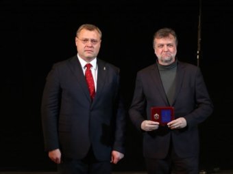 Губернатор АО отметил наградами актера и режиссера ТЮЗа