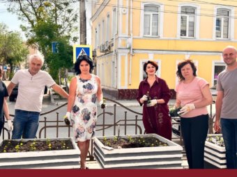 Театр начинается с вешалки, а заканчивается цветами!
