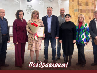 Коллектив ТЮЗа поздравляет заведующую художественно-декорационным цехом Эльмиру Карпенко с наградой!