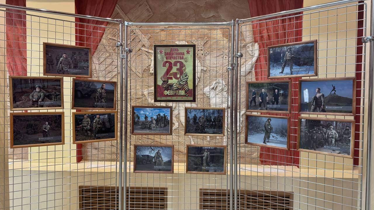 В Астраханском ТЮЗе оформлена выставка «Защитники отечества».