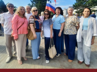 Коллектив Театра юного зрителя принял участие в торжественной церемонии поднятия государственного флага.